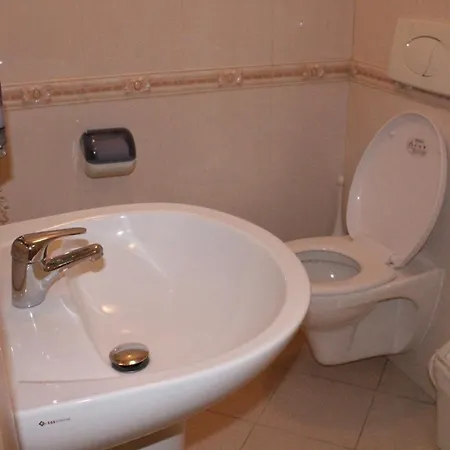 Piemonte فندق تيرانا